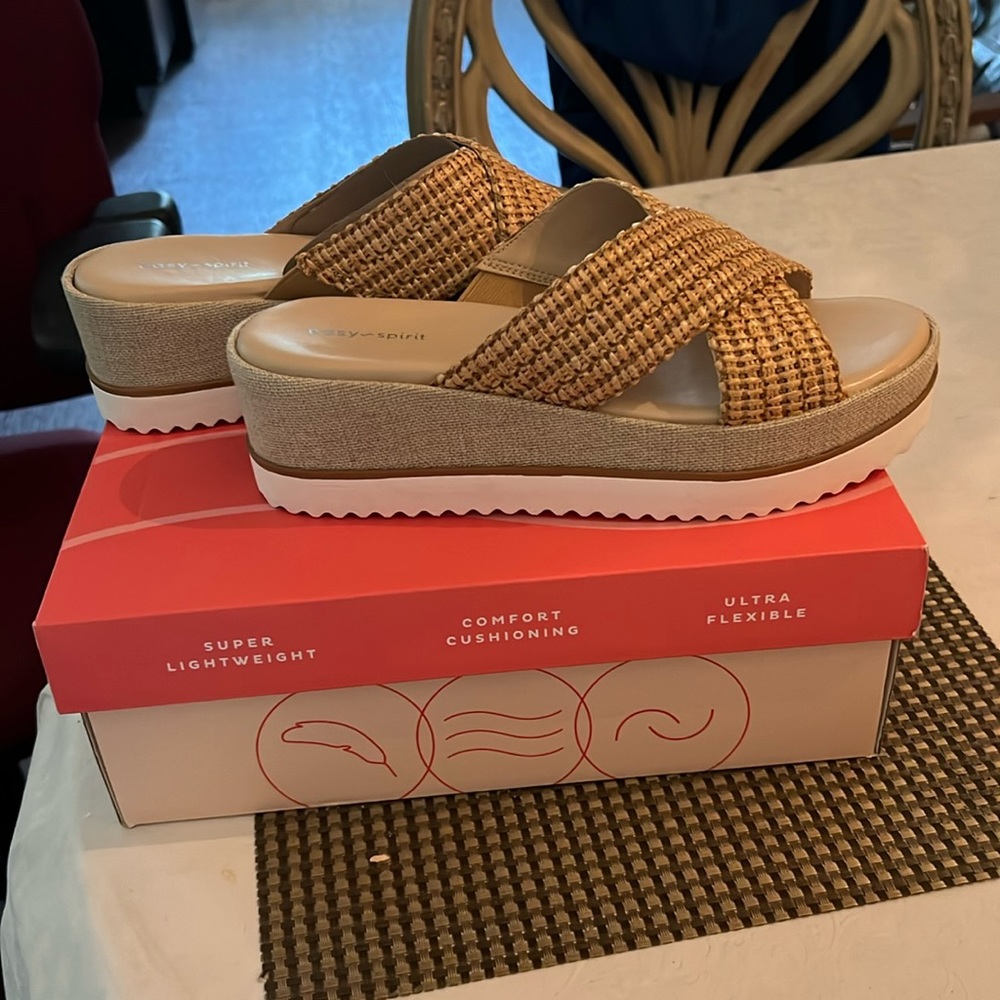 Brand new Easy spirit Irene wedges in light natural size 9.5.